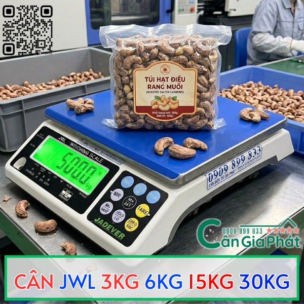 Cân điện tử Jadever JWL đang cân túi hạt điều rang muối 500g trong xưởng sản xuất